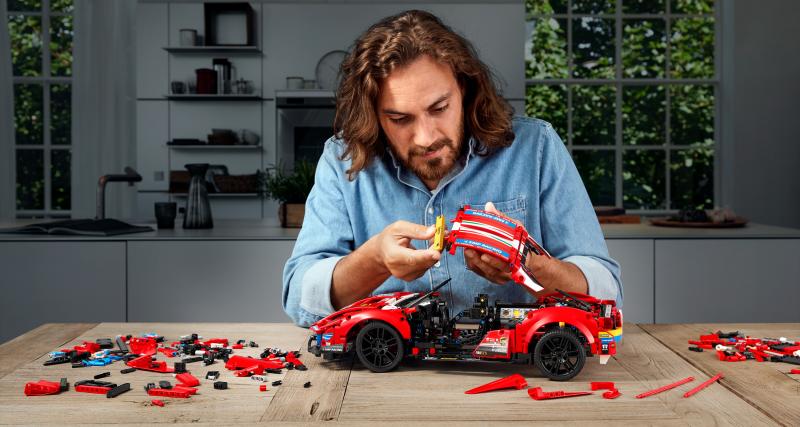 LEGO met l’endurance à l’honneur avec la Ferrari 488 GTE - Certains éléments sont difficiles à monter et à manier, la vente est donc réservée aux personnes âgées de plus de 18 ans 