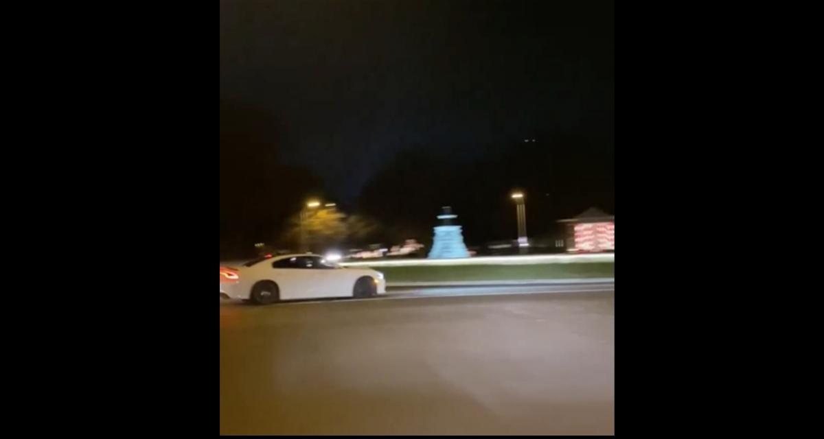Ce Dodge Charger part en drift dans un rond-point, problème il y a des trottoirs (vidéo)