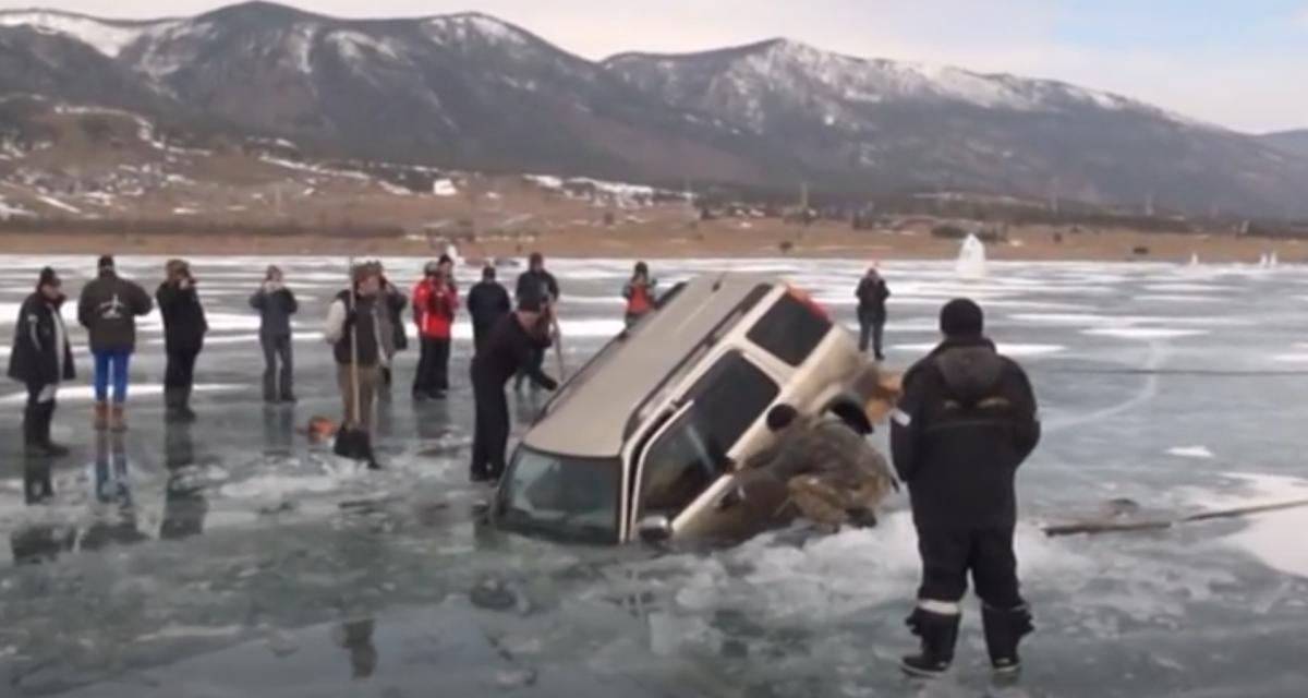 Votre voiture est tombée dans un lac gelé ? Voici la technique made in Russie pour la sortir de l'eau (vidéo)