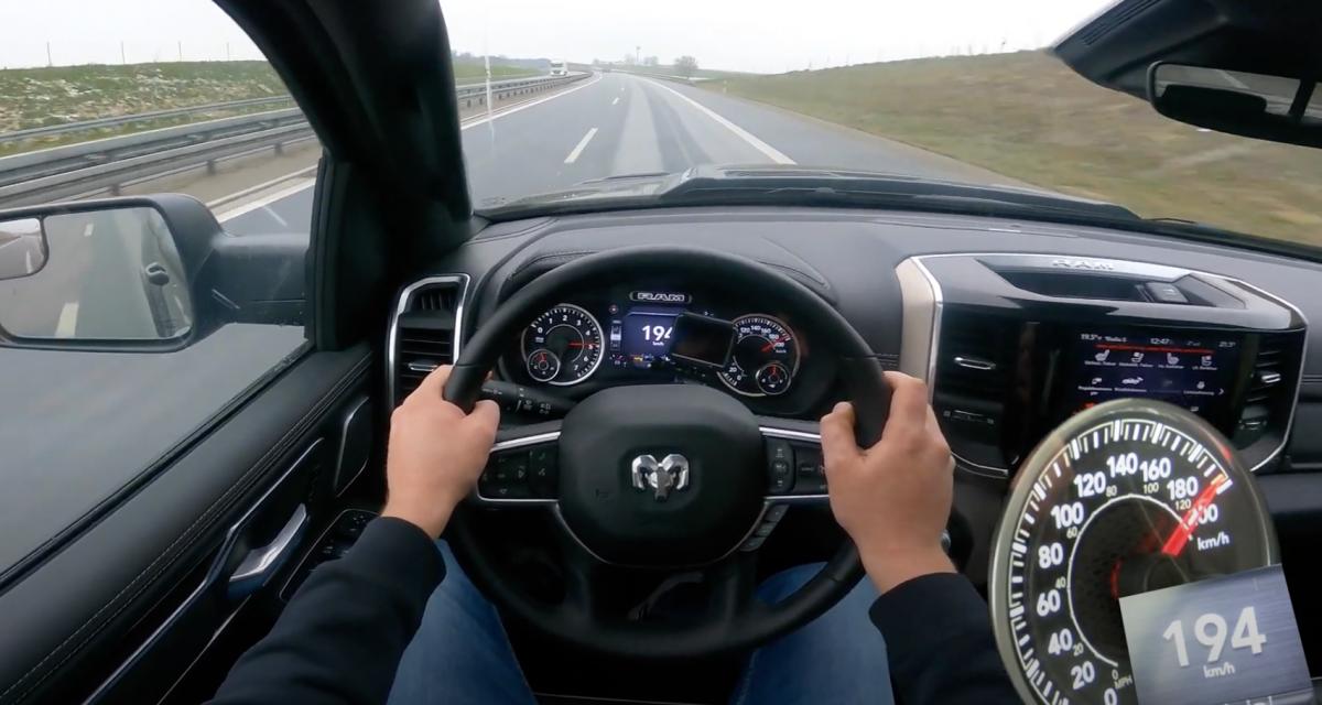 Le pick-up Dodge RAM 1500 à fond de compteur sur autoroute (vidéo)