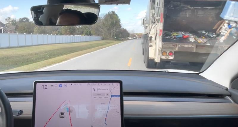  - Qui a dit que l’auto-pilote ne fonctionnait pas ? Cette Tesla Model 3 dépasse un camion poubelles avec toutes les précautions (vidéo)