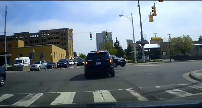 - Ce policier fait preuve d’un sacré réflexe après s’être fait coupé la route par un chauffard (vidéo)