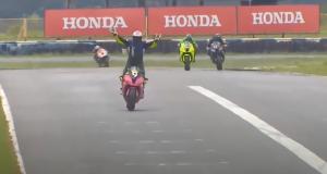 Il célèbre sa première place en avance et termine troisième sur la ligne en Superbike (vidéo)