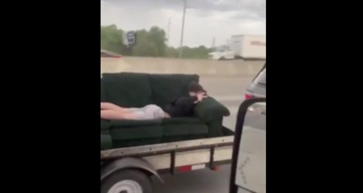 VIDEO. Faire la sieste dans son canapé ok, mais sur l'autoroute ça devient tout de suite plus dangereux