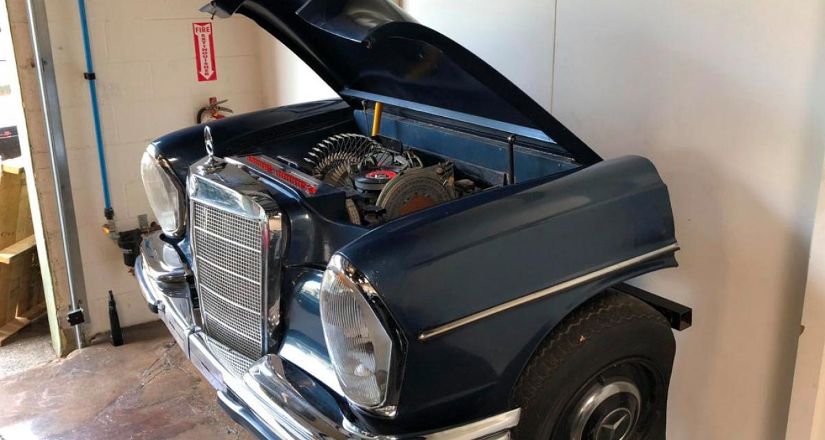 Cette vieille Mercedes 220 reprend vie sous la forme d'un jukebox fait main
