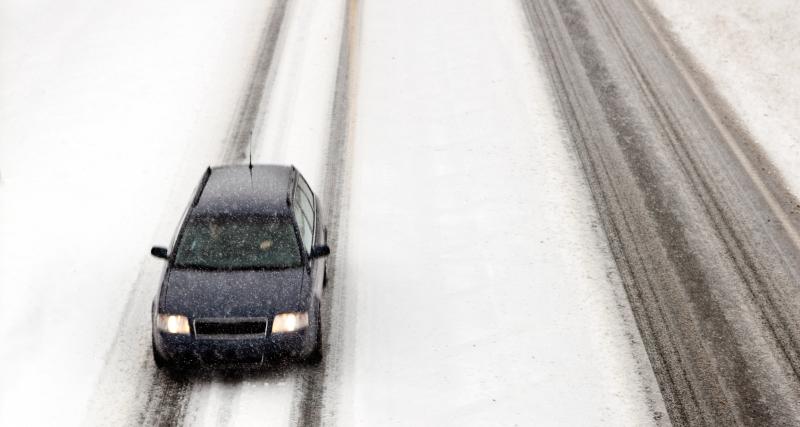  - VIDEO - Sous la neige, ces voitures nous offrent une course pleine de suspens (c’est faux) 