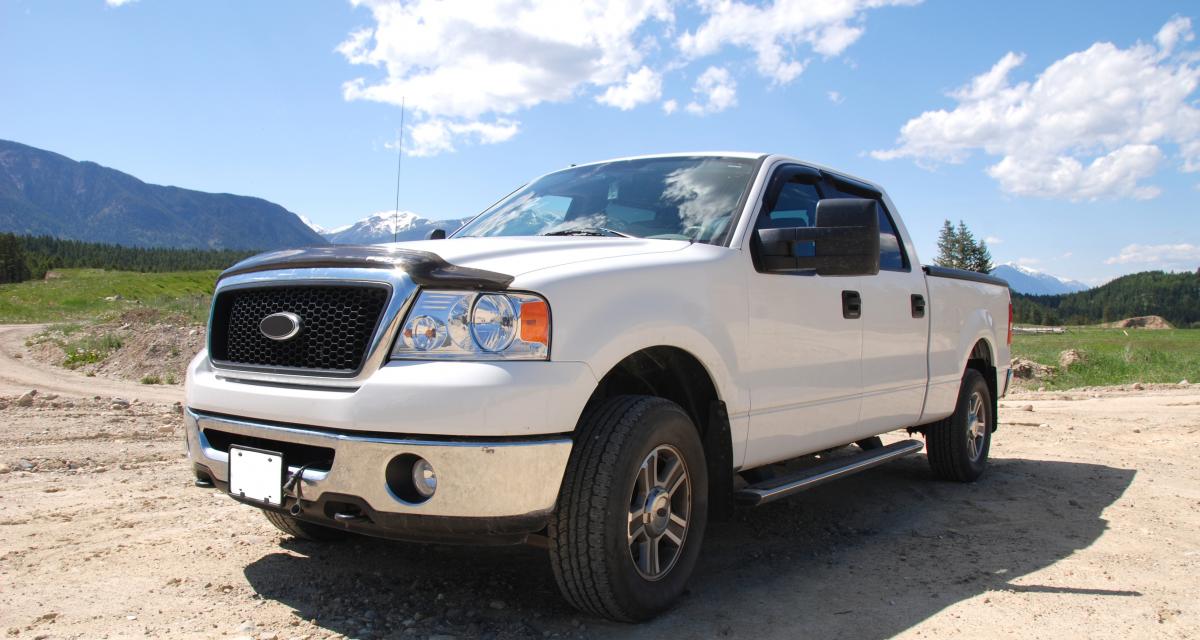 Il utilise une boîte de couches comme plaque d'immatriculation sur son pick-up