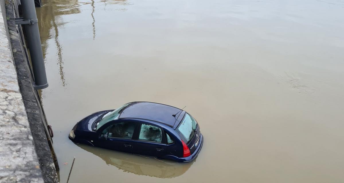 Piégée par la crue de la Saône, cette Citroën amuse beaucoup les internautes