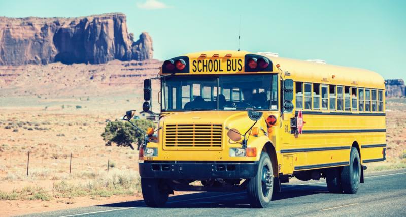  - L’idée farfelue du jour : mettre un moteur Ford V8 de 7,3 litres dans… un bus scolaire