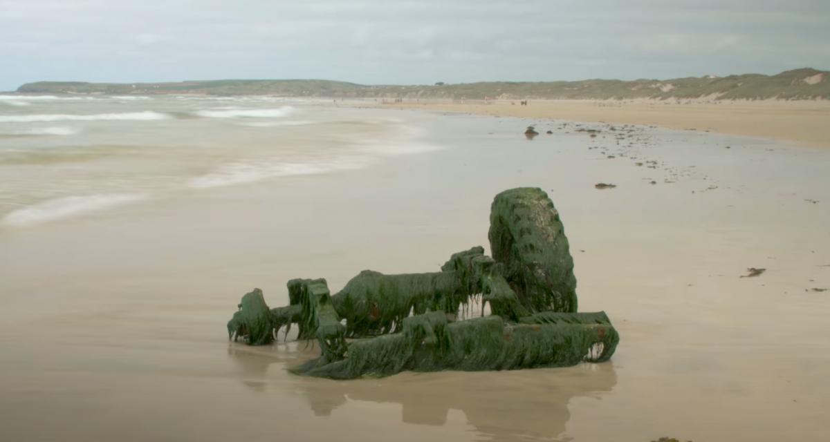 La carcasse d'un 4x4 noyé en 1990 refait surface sur une plage britannique