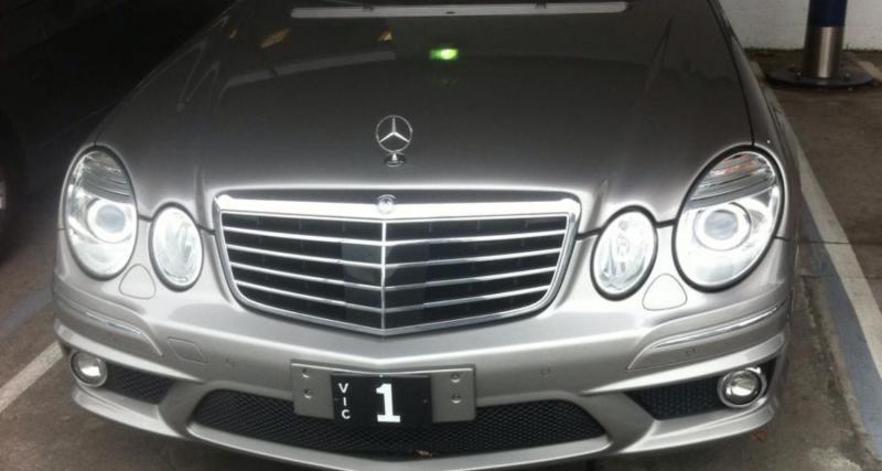  - Cette Mercedes C43 porte sur elle une plaque d'immatriculation à plus de 2M$