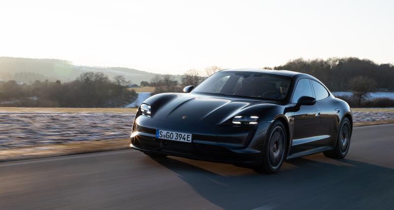  - VIDEO - Ne jamais tester la vitesse d’une Porsche Taycan près d’un rond-point