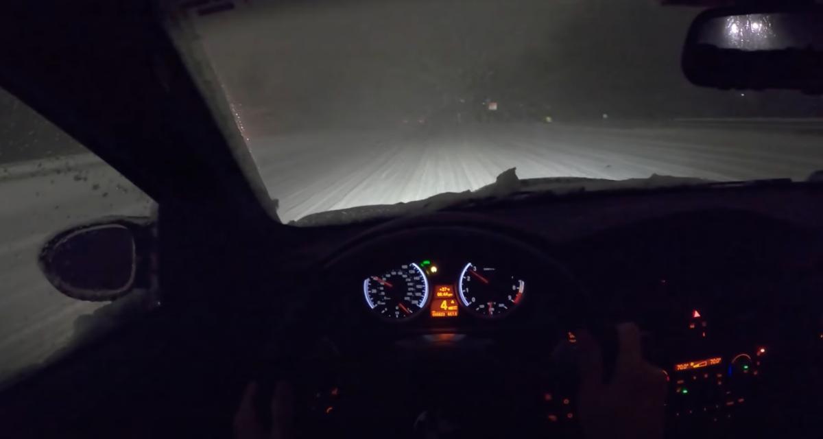 Une BMW E92 M3 circule au beau milieu d'une tempête de neige, c'est aussi impressionnant qu'effrayant