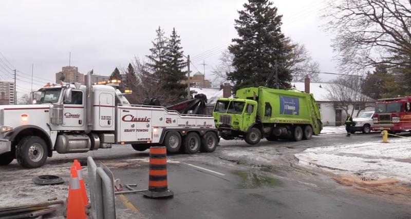  - VIDEO - Le camion poubelle perd le contrôle à cause du verglas, 5 voitures détruites sur son passage