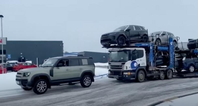  - Sur la glace, ce Land Rover Defender tracte un camion chargé de 7 voitures comme si de rien n’était