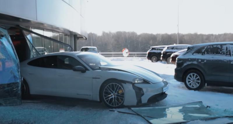  - Ce YouTubeur russe confond les pédales et encastre un Porsche Taycan dans la vitrine du concessionnaire