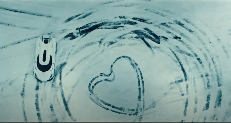  - La Koenigsegg Regera dessine des cœurs en driftant sur la neige pour la Saint Valentin