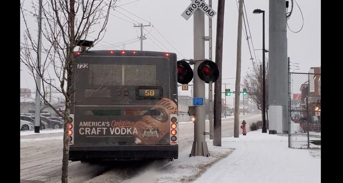 L'idiot du jour : ce chauffeur de bus est prêt à tout pour se sortir de la neige, quitte à détruire un feu rouge
