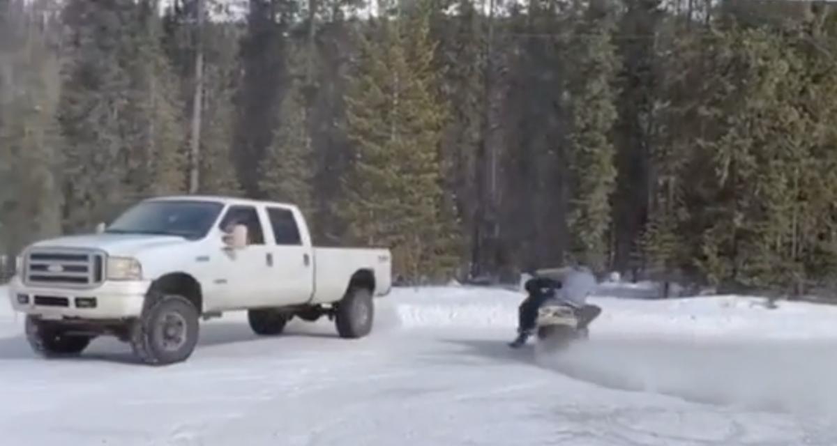 VIDEO - Quand une motoneige et un pick-up se lancent dans une session de drifts sur la glace, ça peut très vite partir en vrille