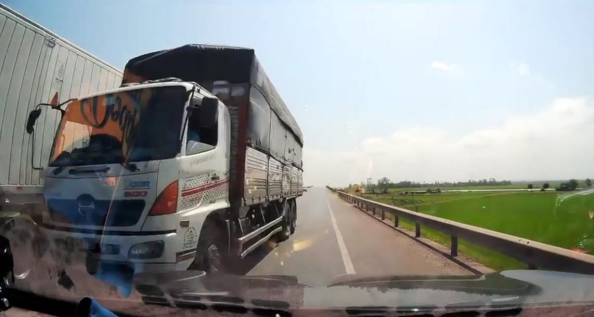 VIDEO - Lorsqu'un camion double un autre camion, cela peut vite devenir très dangereux