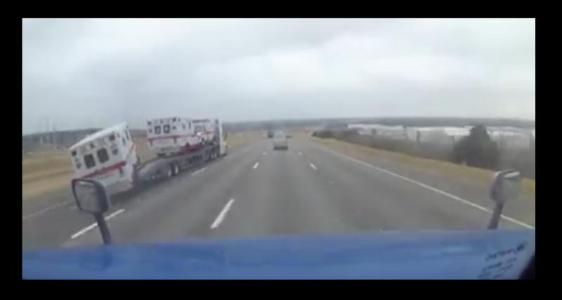  - VIDEO - À pleine allure sur un convoi, cette ambulance se fait la malle