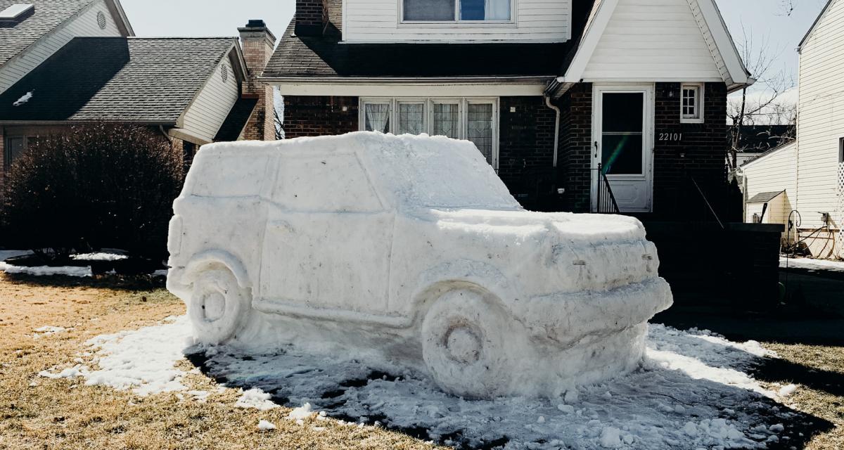 Employé modèle : ce technicien Ford sculpte un Ford Bronco... dans la neige
