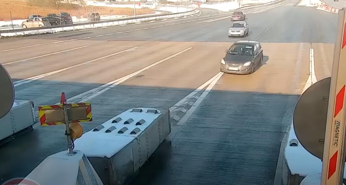 VIDEO - À droite ou à gauche, ce conducteur hésite à l'arrivée du péage, cela se termine en énorme crash