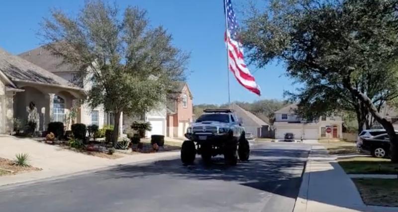  - Il n’y a qu’aux USA que vous pourrez voir un monster truck avec un drapeau géant dans un quartier résidentiel