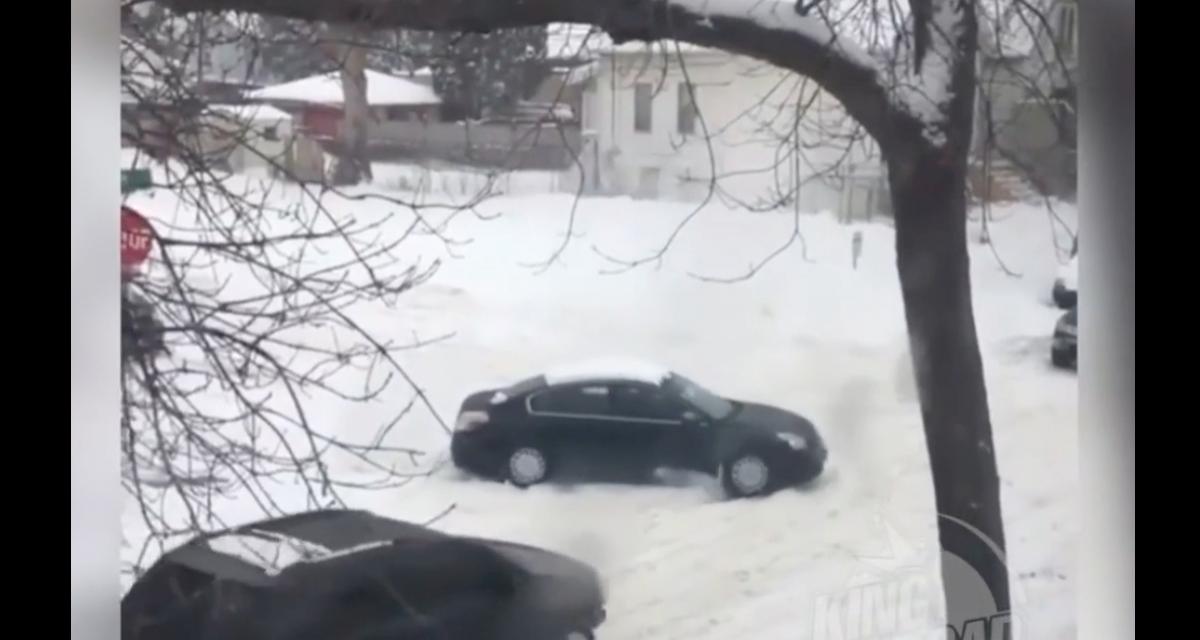 VIDEO - Vous ne verrez pas de meilleure technique pour sortir votre voiture de la neige