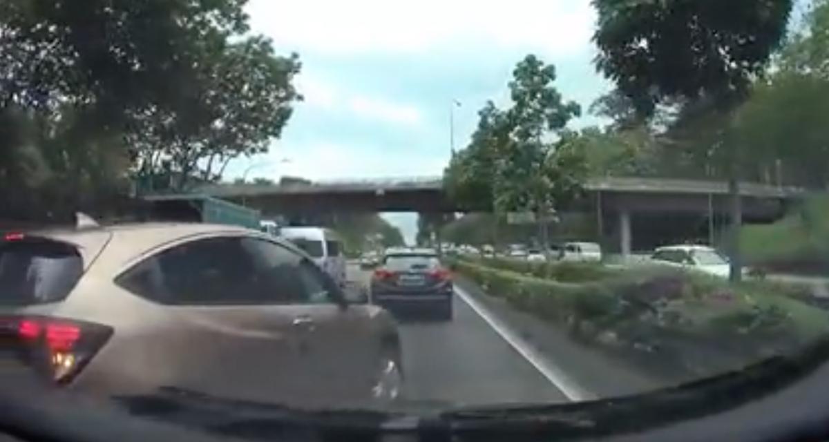 L'idiot du jour : il coupe la route d'un autre automobiliste et se permet d'être agressif