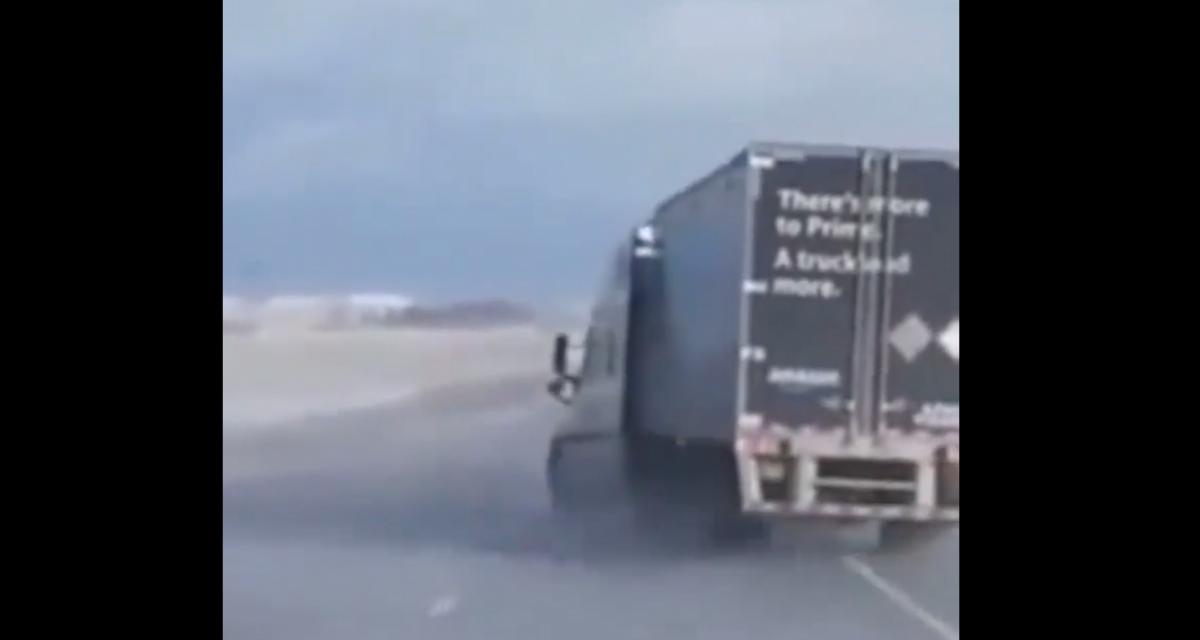 VIDEO - Malgré tous ses efforts, ce camion de livraison Amazon n'a pas pu résister à ce vent de dingue