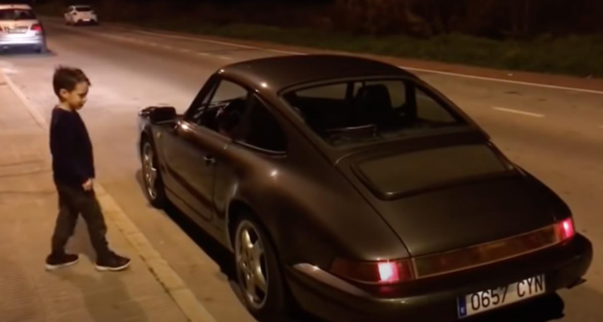 VIDEO - Ce petit garçon est littéralement tombé amoureux d'une Porsche 911 et c'est vraiment trop mignon