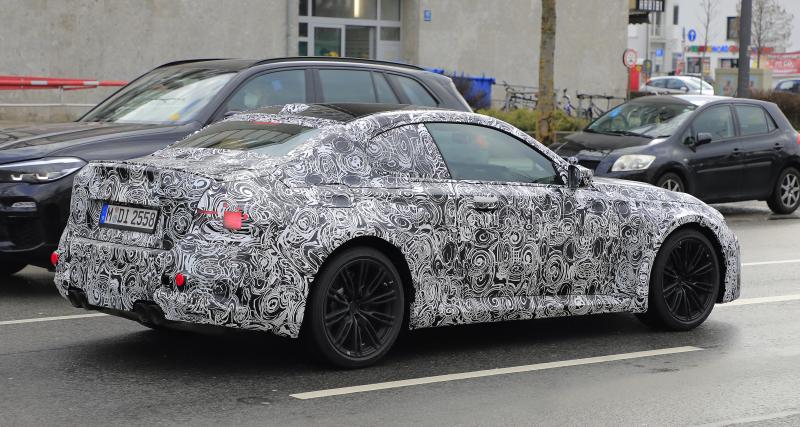BMW M2 (2022) : de nouveau surprise sur la route - La BMW M2 (2022) sous camouflage