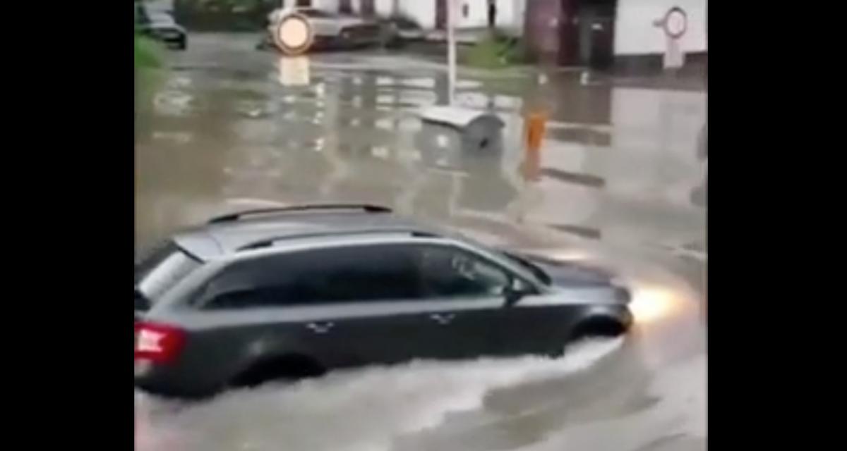 VIDEO - Inondations ou pas, cette voiture a prévu d'arriver à bon port
