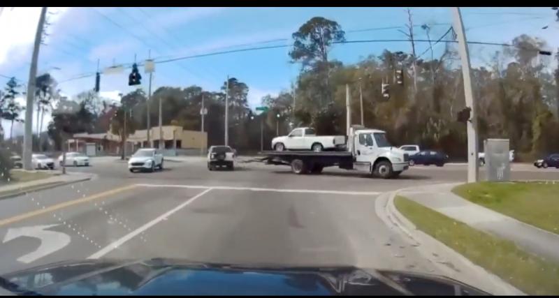  - VIDEO - La dépanneuse perd une voiture en route, au beau milieu d’une intersection