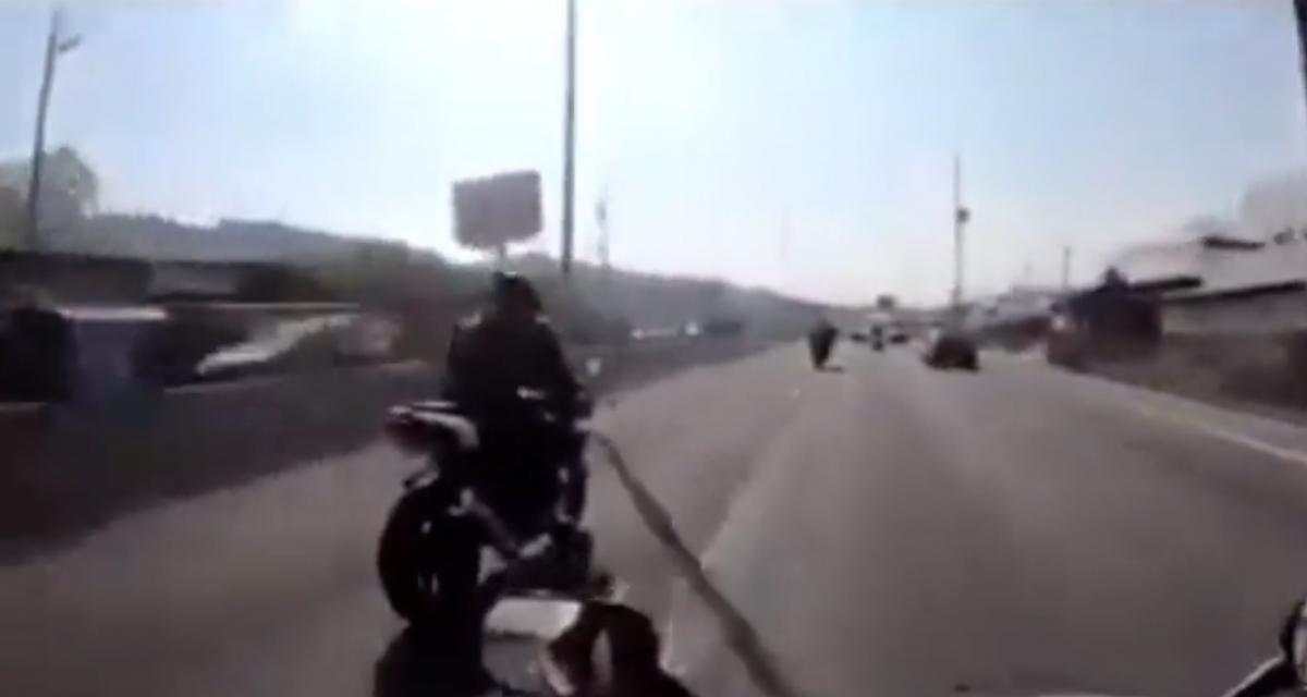 VIDEO - Frimer en moto sur l'autoroute demande du talent, dans le cas contraire ça peut très mal finir