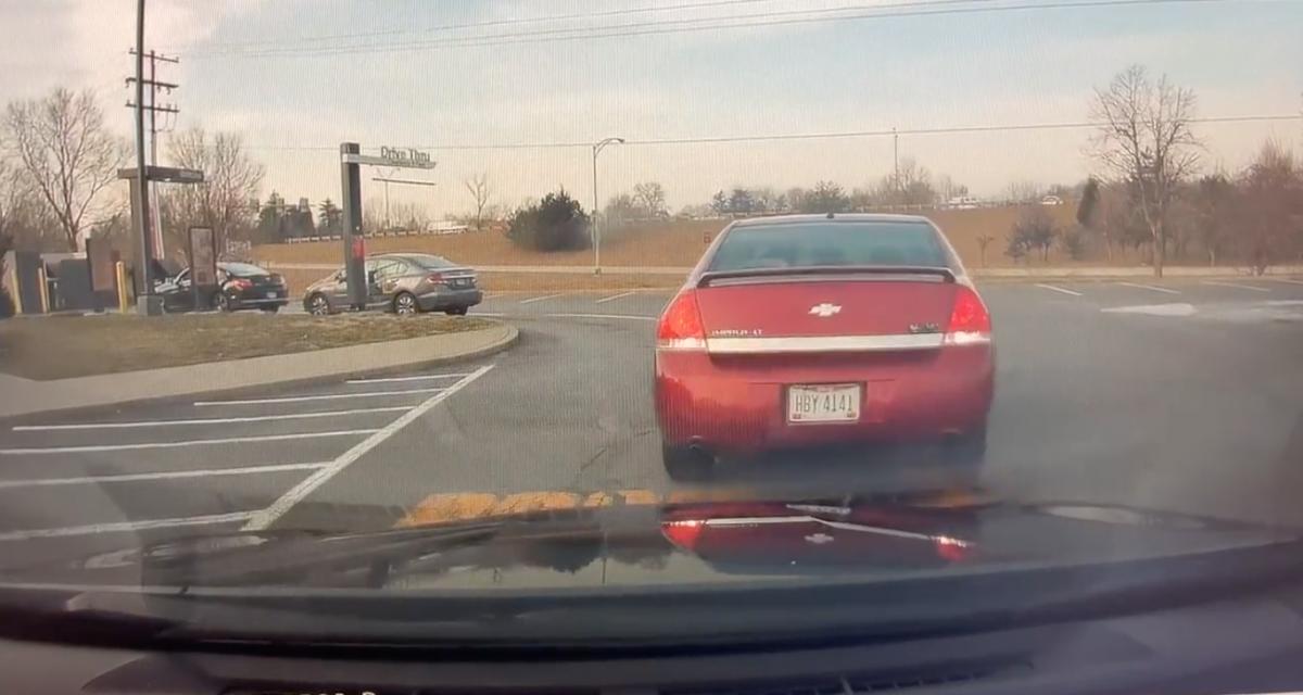 Cet automobiliste indécis décide de faire marche arrière dans la queue d'un drive de fast-food