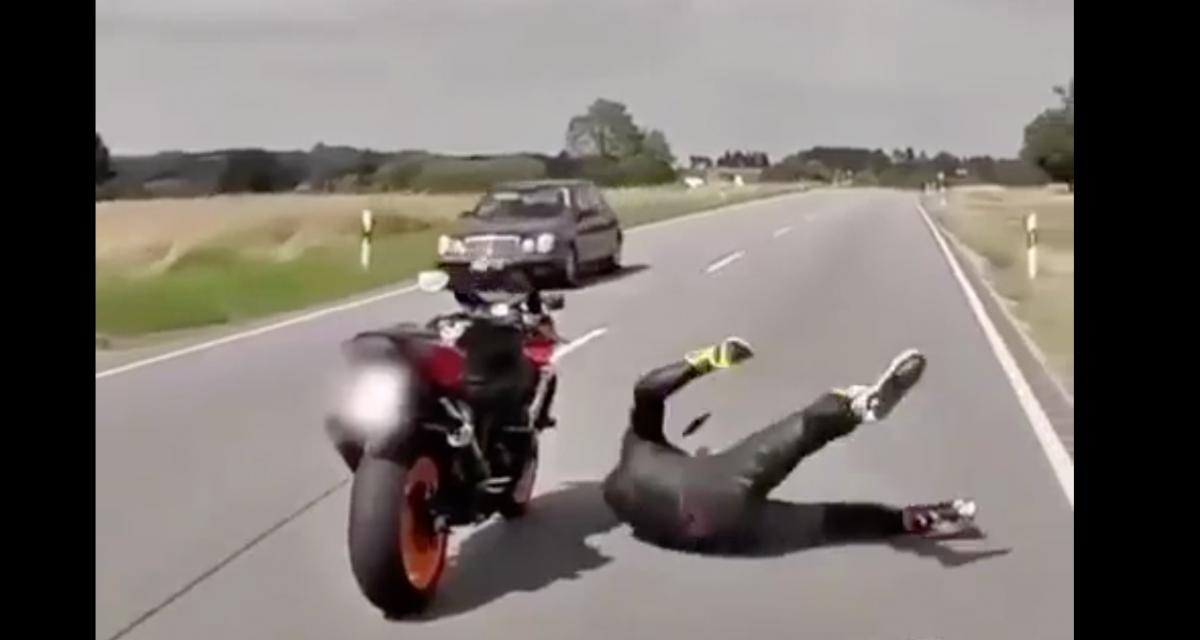 L'idiot du jour : le rodéo à moto tourne mal pour le pilote qui voit son deux-roues se faire la malle