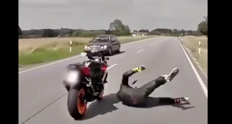  - L’idiot du jour : le rodéo à moto tourne mal pour le pilote qui voit son deux-roues se faire la malle