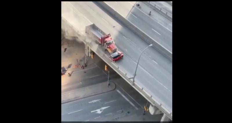  - VIDEO - Ce camion est littéralement en train de pousser une voiture en plein milieu de la route