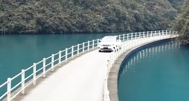  - Ce pont flottant est l’un des plus incroyables du monde et les voitures roulent dessus