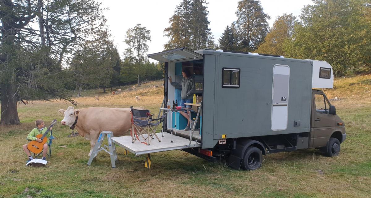 Ils transforment leur camion en un superbe camping-car avec terrasse !