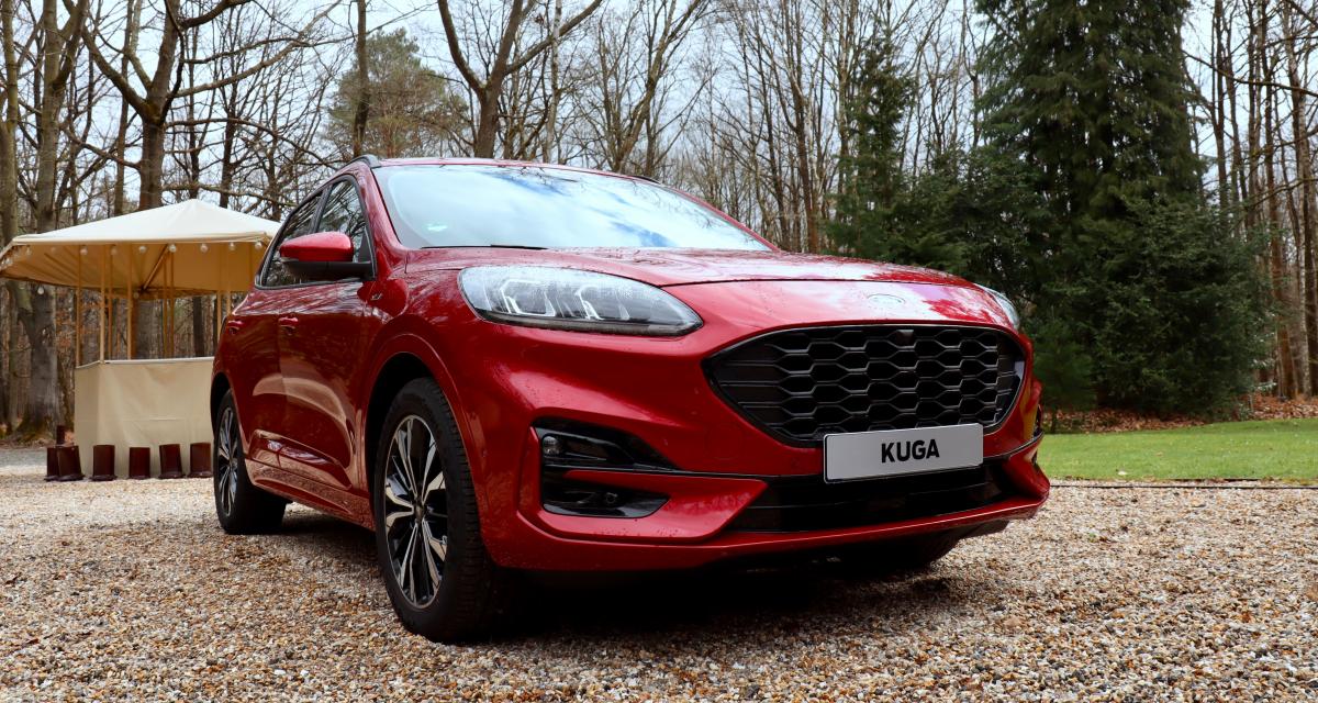 Le Ford Kuga full hybrid, sans prise et doté d'une batterie plus petite que le Kuga hybride rechargeable.