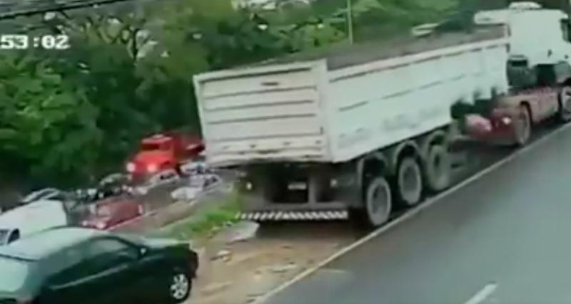 - VIDEO - Il oublie d'attacher la remorque de son camion et tente de la stopper à mains nues