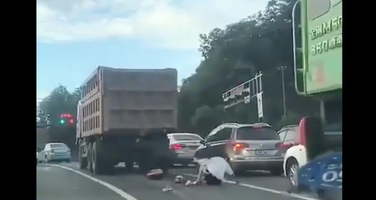 VIDEO - Elle passe sous un camion et s'en sort miraculeusement indemne