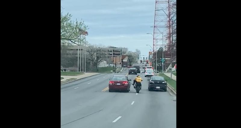  - VIDEO - Quand une voiture et une moto s’embrouillent au Kansas, ça ne plaisante pas