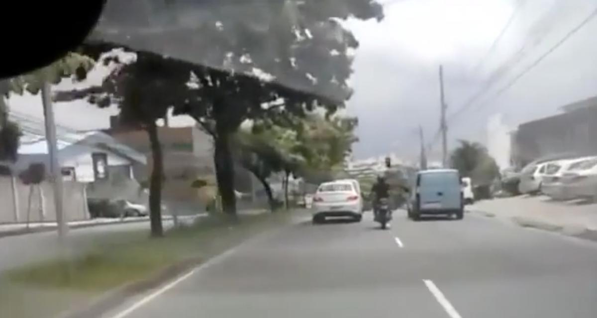 VIDEO - Ce motard est prêt à tout pour donner un coup de pied à cette voiture, quitte à tomber de sa moto