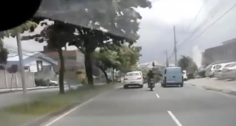  - VIDEO - Ce motard est prêt à tout pour donner un coup de pied à cette voiture, quitte à tomber de sa moto