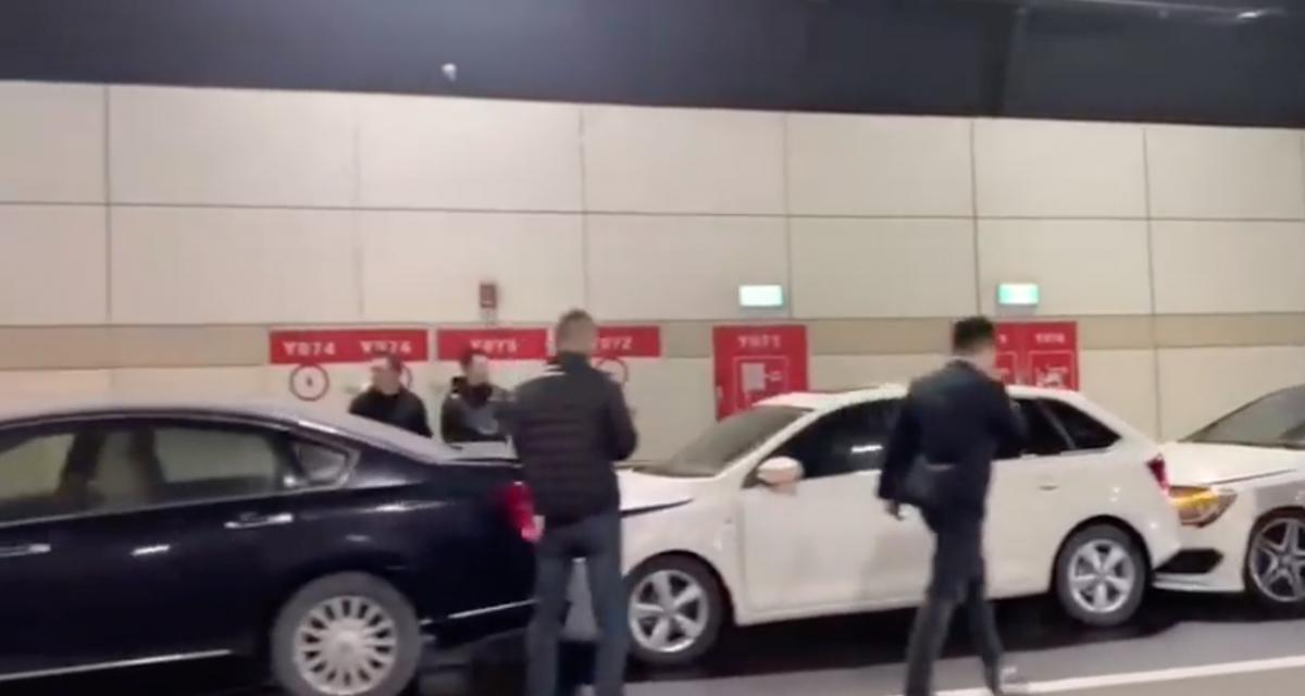 VIDEO - Quoi de plus banal qu'un accident impliquant 12 voitures en Chine ?