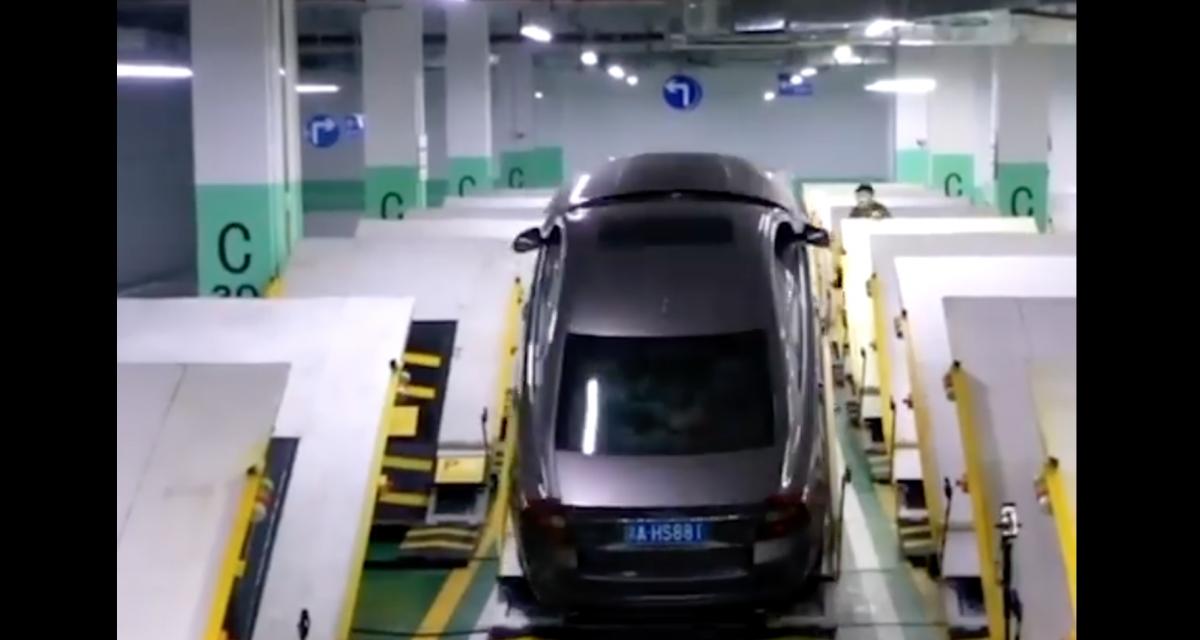 Un parking incliné pour gagner plus de place en Chine... n'oubliez pas votre frein à main